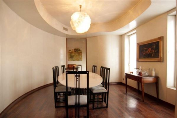 Luxury real estate 绿荫环绕的漂亮公寓