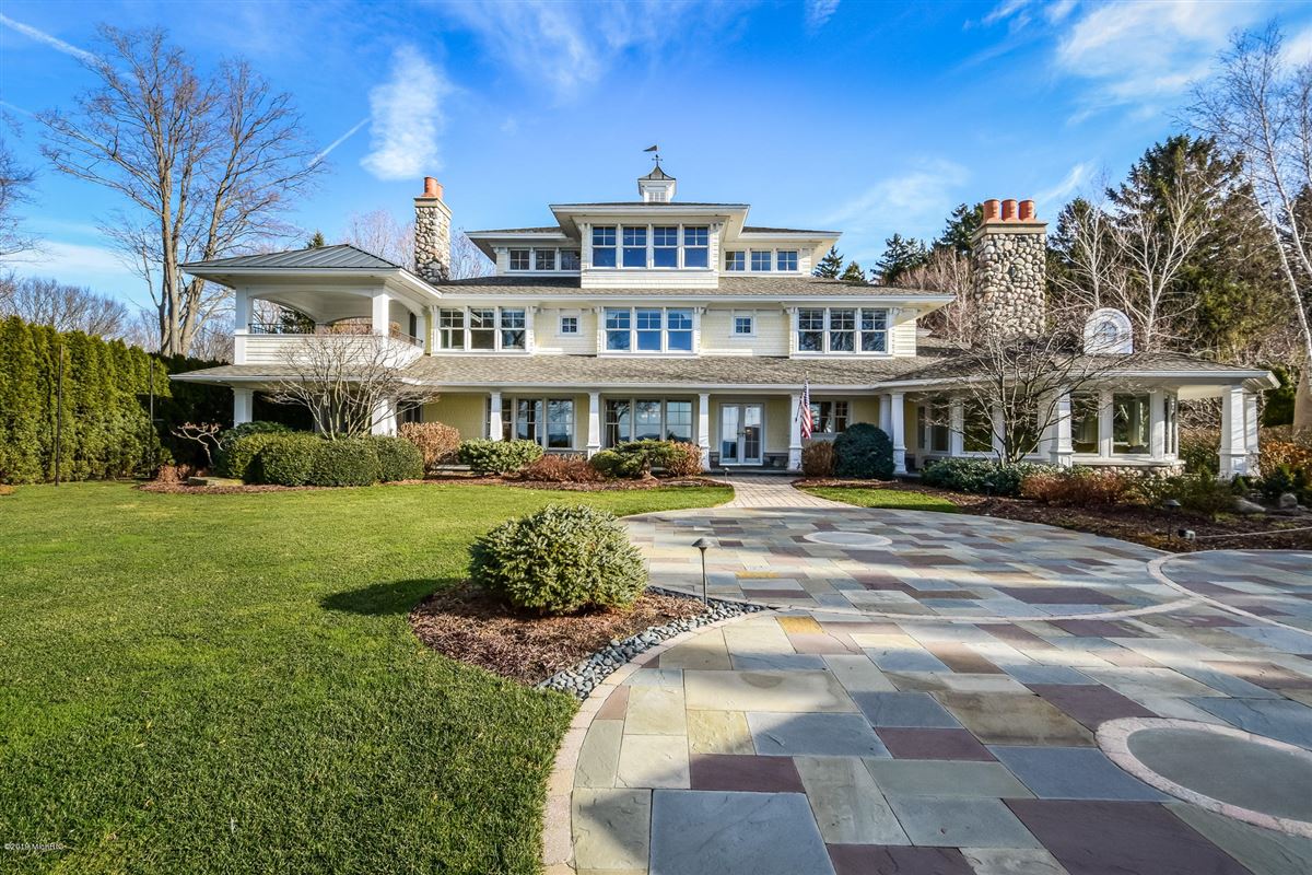 MAGNIFICENT LAKEFRONT ESTATE WITH OVER 17,000 SQUARE FEET Michigan