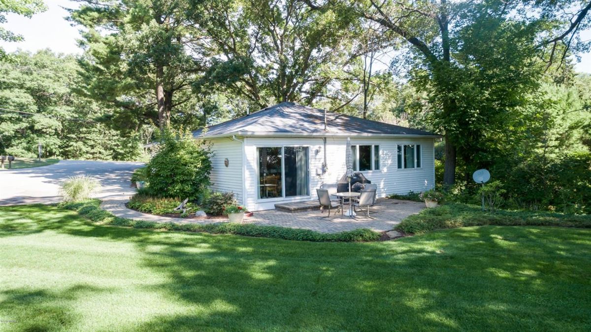 PRIVATE WHITE LAKE FRONTAGE LAKE MICHIGAN ACCESS Michigan Luxury