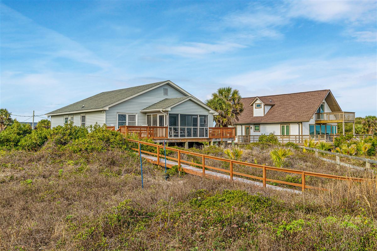 CLASSIC FOLLY BEACH COTTAGE South Carolina Luxury Homes Mansions