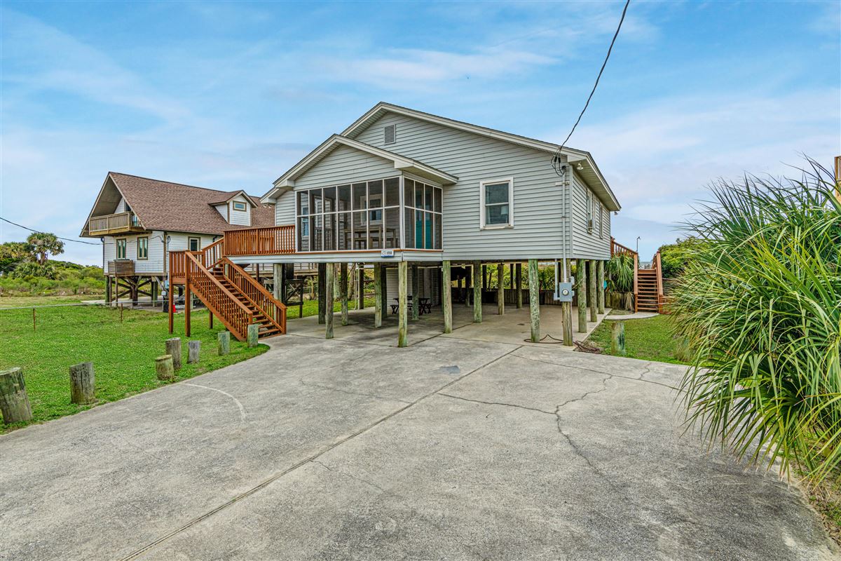 CLASSIC FOLLY BEACH COTTAGE South Carolina Luxury Homes Mansions