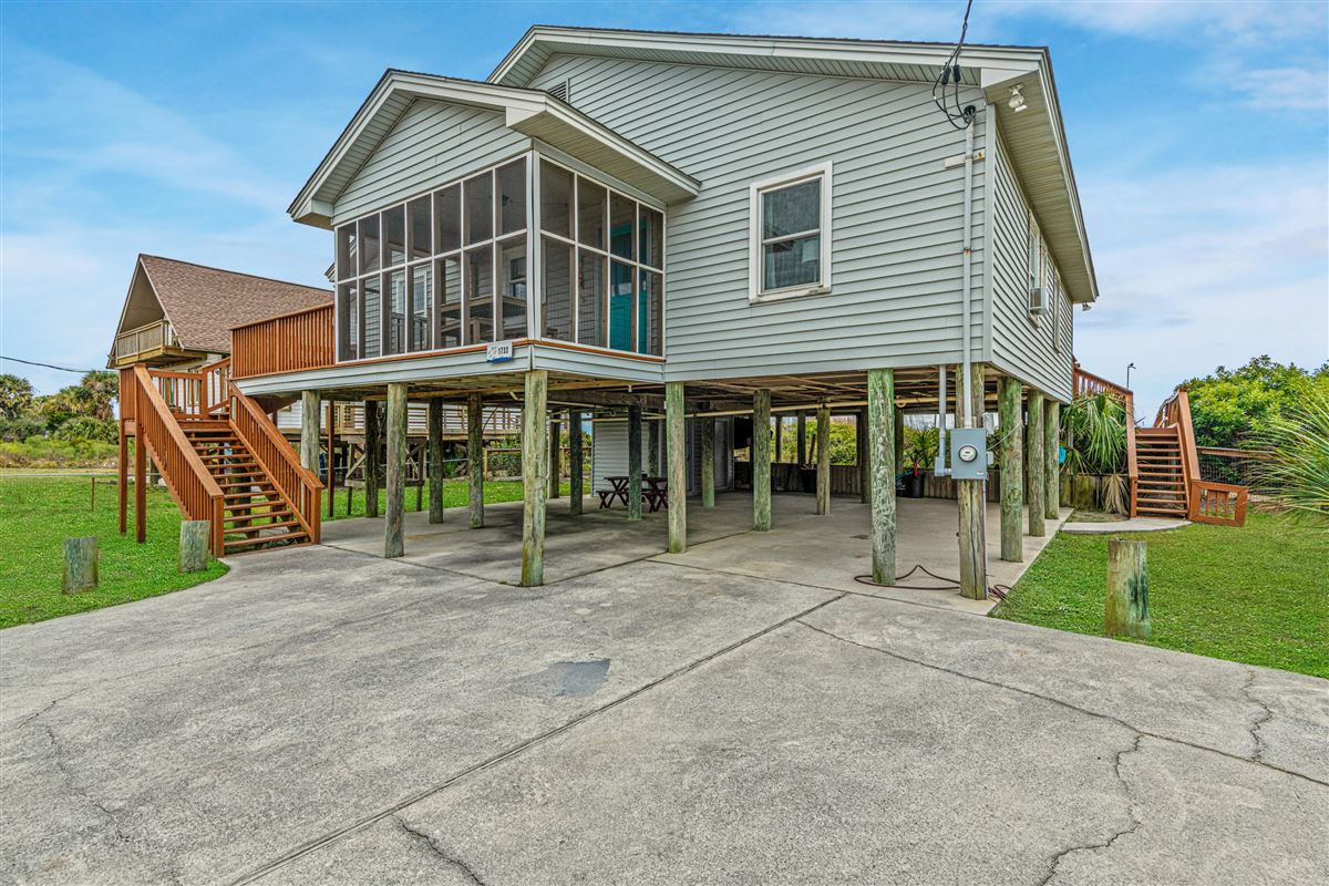 CLASSIC FOLLY BEACH COTTAGE South Carolina Luxury Homes Mansions