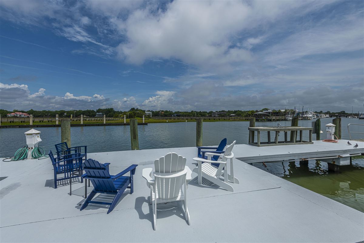 DEEPWATER LOWCOUNTRY HOME ON THE ICONIC SHEM CREEK South Carolina