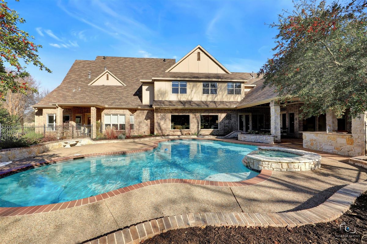 RARE SOUTHLAKE ESTATE ON NEARLY SIX ACRES Texas Luxury Homes