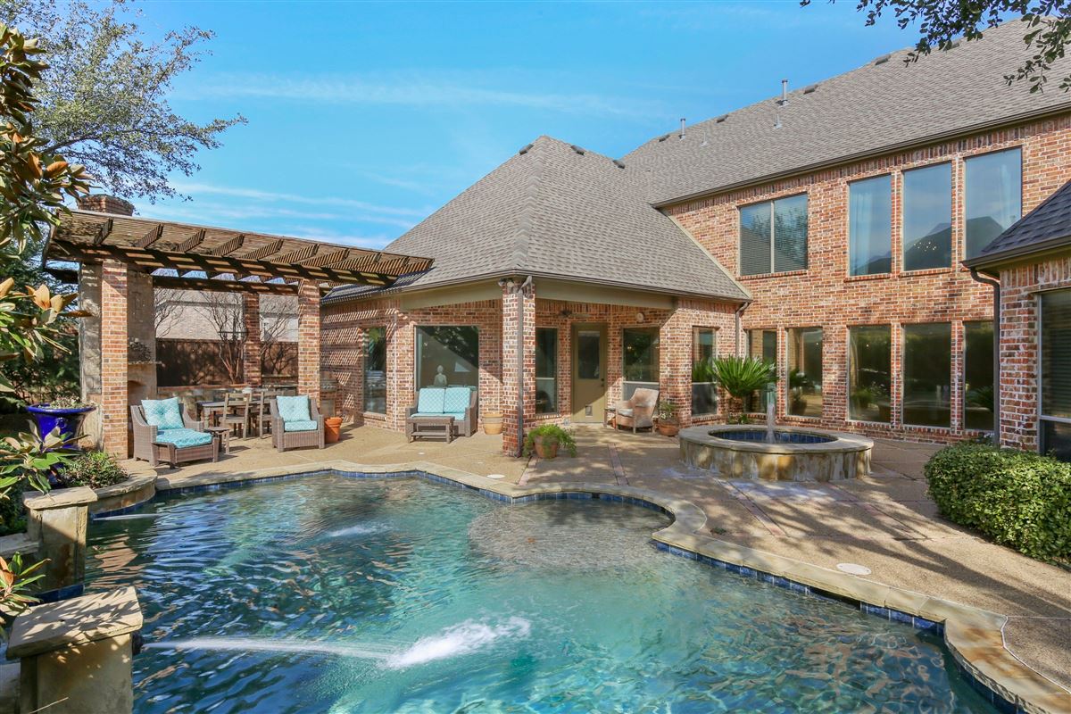 BEAUTIFUL UPDATED HOME IN GATED STONEBRIAR COUNTRY CLUB ESTATES Texas