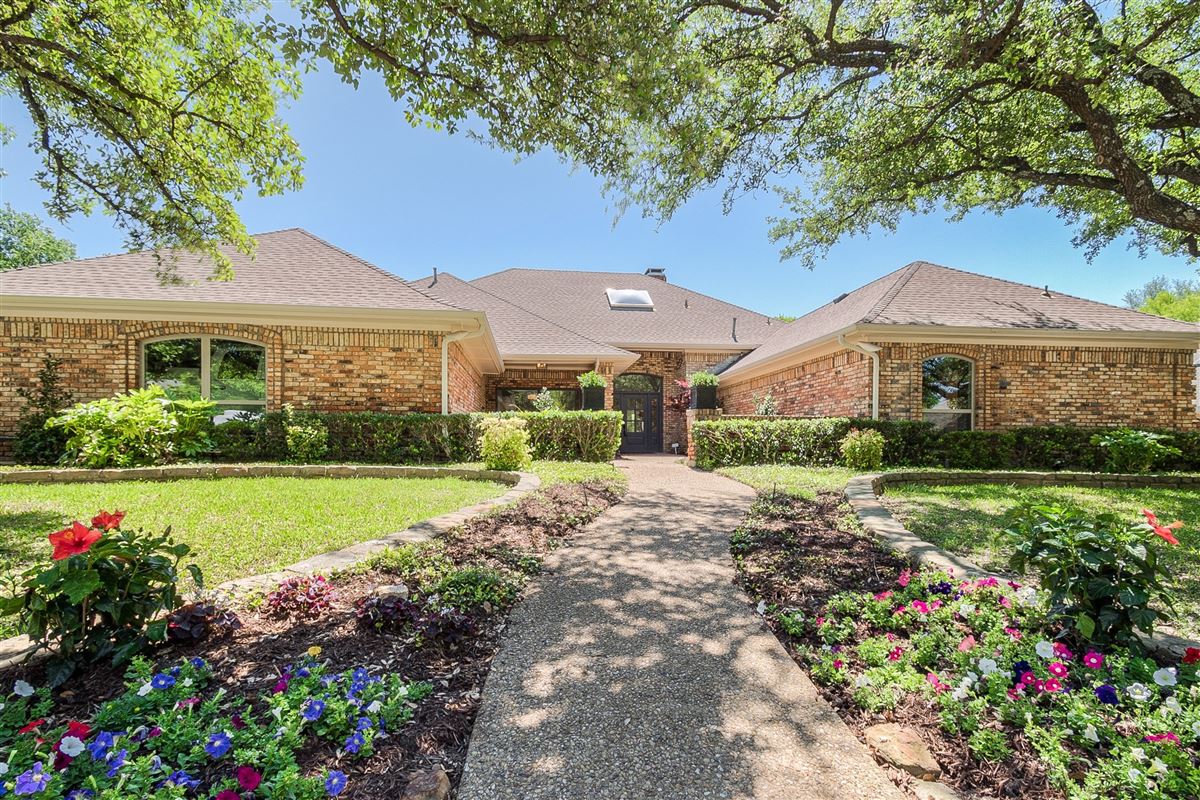 BEAUTIFUL ONE STORY REMODELED RESIDENCE Texas Luxury Homes Mansions