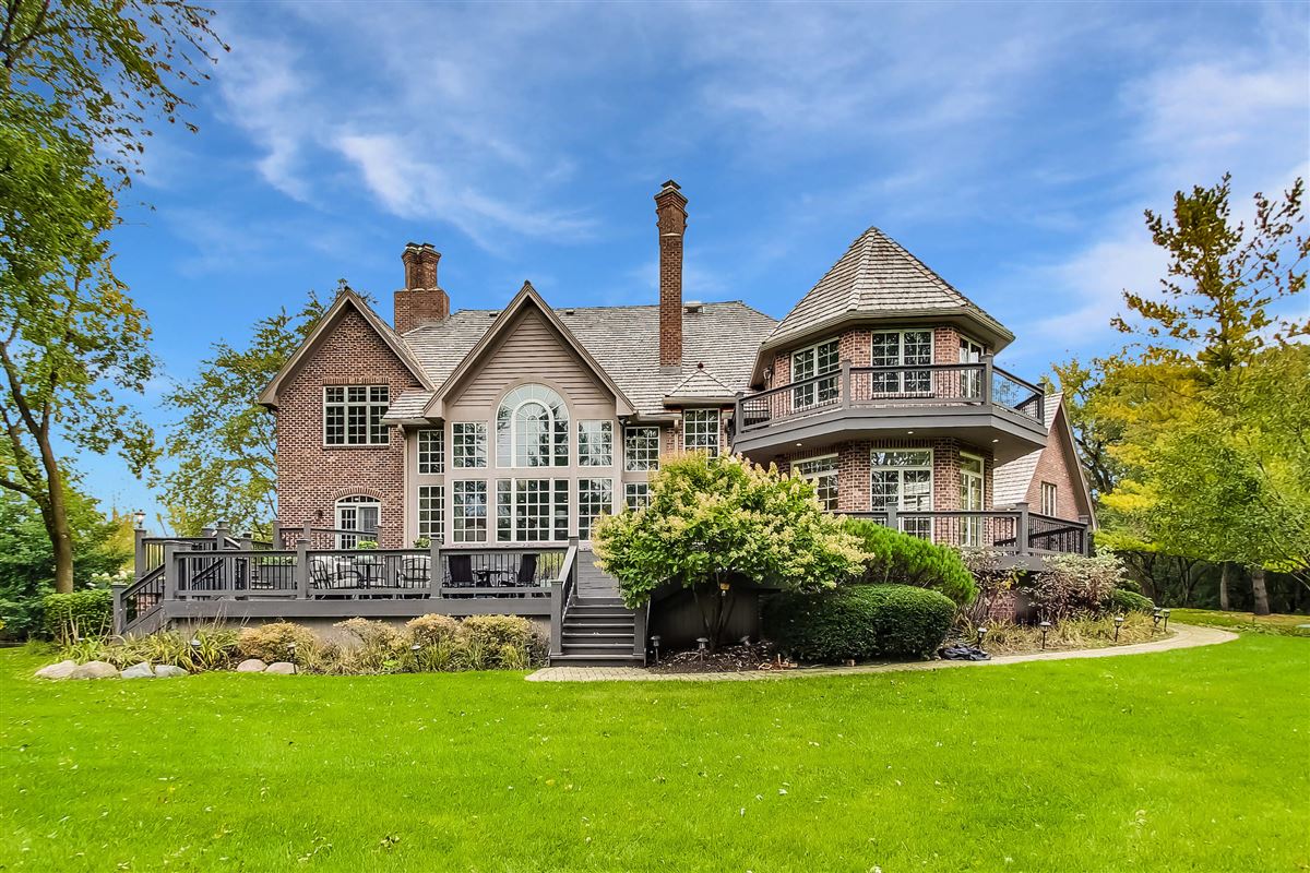 HOME IN POPULAR WHITE OAK ESTATES Illinois Luxury Homes