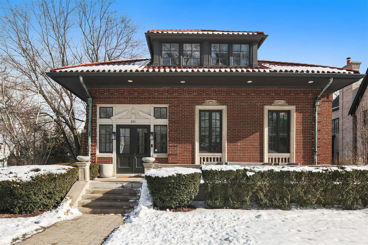 BEAUTIFULLY RENOVATED 1925 BRICK BUNGALOW Illinois Luxury Homes