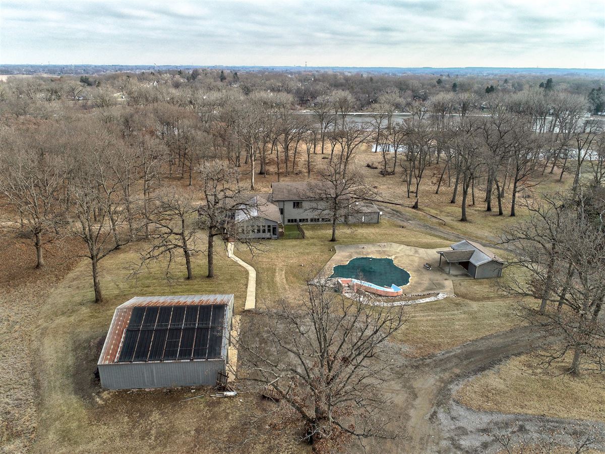SPRAWLING HILLSIDE RANCH ON OVER 16 ACRES Illinois Luxury Homes