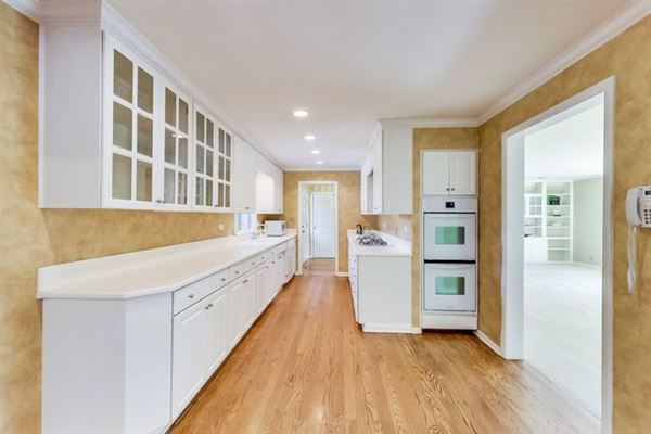 Luxury real estate 素晴らしい大きな裏庭を含む素晴らしい牧場