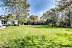 Luxury properties 素晴らしい大きな裏庭を含む素晴らしい牧場