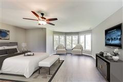 Luxury homes 全部是用砖块租来的，占地四英亩