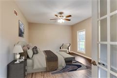 Luxury real estate 全部是用砖块租来的，占地四英亩