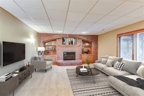 Mansions 全部是用砖块租来的，占地四英亩