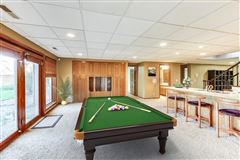 Luxury properties 全部是用砖块租来的，占地四英亩