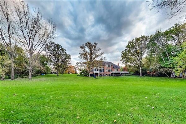 Luxury homes in 全部是用砖块租来的，占地四英亩