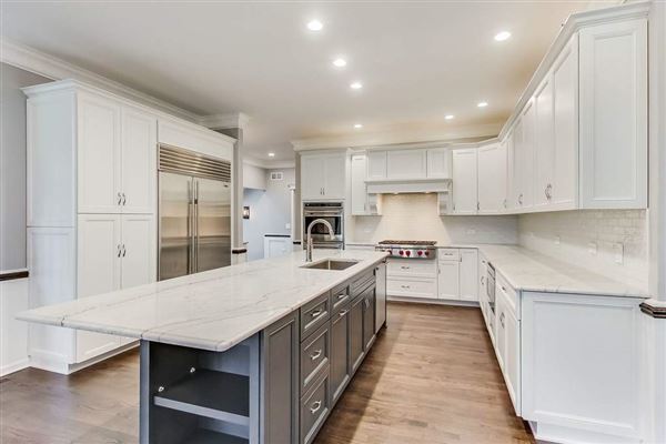 Mansions in 全部是用砖块租来的，占地四英亩