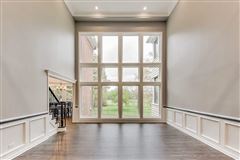 Mansions in 全部是用砖块租来的，占地四英亩