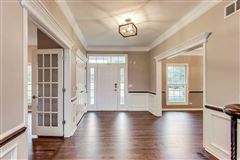 Luxury homes 全部是用砖块租来的，占地四英亩