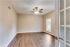 Luxury real estate 全部是用砖块租来的，占地四英亩