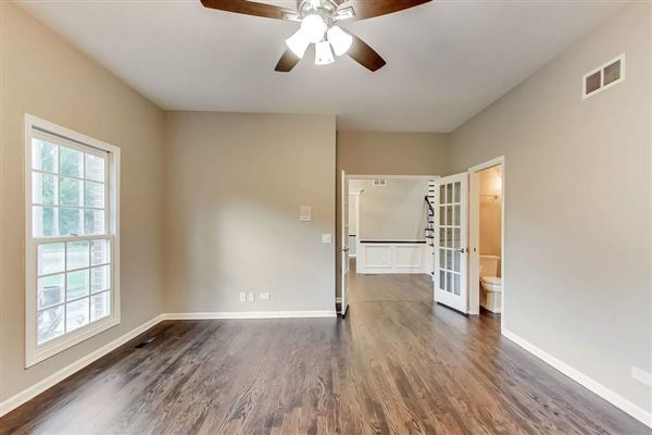 全部是用砖块租来的，占地四英亩 mansions