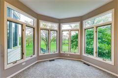 Mansions in 全部是用砖块租来的，占地四英亩