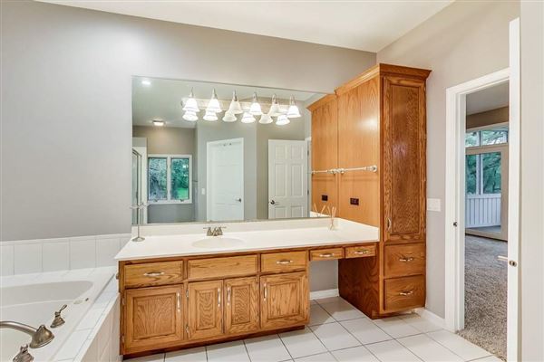 Luxury properties 全部是用砖块租来的，占地四英亩