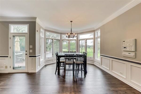 Mansions 全部是用砖块租来的，占地四英亩