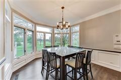 Luxury properties 全部是用砖块租来的，占地四英亩