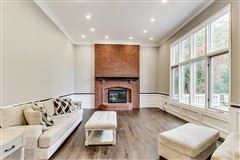 全部是用砖块租来的，占地四英亩 luxury properties