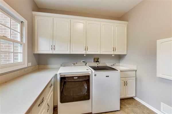 Luxury homes 全部是用砖块租来的，占地四英亩