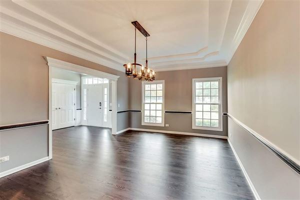 Luxury real estate 全部是用砖块租来的，占地四英亩