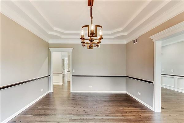 Luxury properties 全部是用砖块租来的，占地四英亩