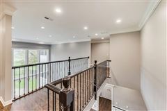 Luxury real estate 全部是用砖块租来的，占地四英亩