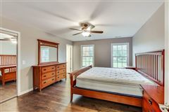 全部是用砖块租来的，占地四英亩 luxury real estate