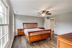 Luxury properties 全部是用砖块租来的，占地四英亩