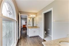 Luxury homes in 全部是用砖块租来的，占地四英亩