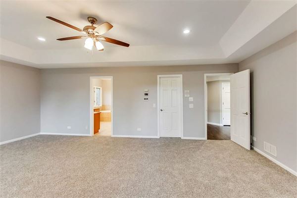 Luxury real estate 全部是用砖块租来的，占地四英亩