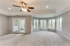 Luxury homes 全部是用砖块租来的，占地四英亩