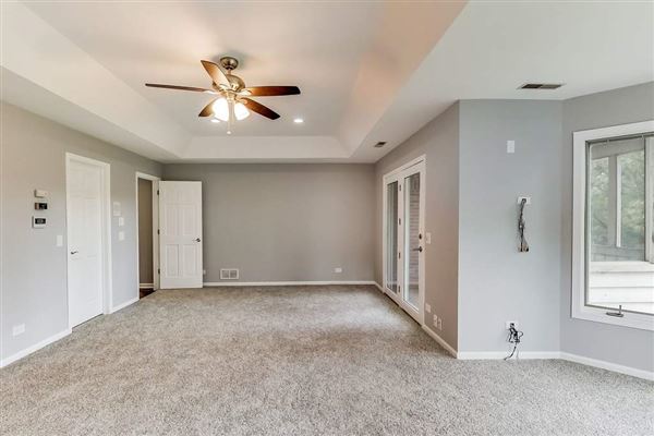 Luxury properties 全部是用砖块租来的，占地四英亩