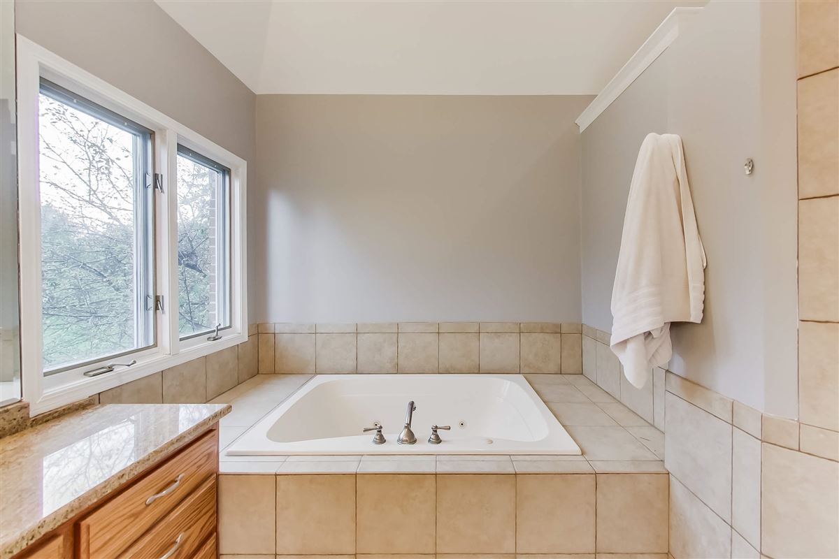 4エーカーのレンガの家 luxury properties