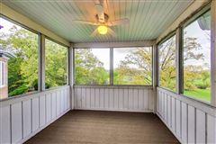 Luxury real estate 全部是用砖块租来的，占地四英亩