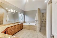 Luxury properties 全部是用砖块租来的，占地四英亩