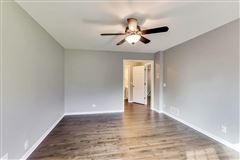 Luxury homes in 全部是用砖块租来的，占地四英亩