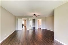 Luxury homes 全部是用砖块租来的，占地四英亩