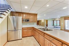 Luxury real estate 全部是用砖块租来的，占地四英亩