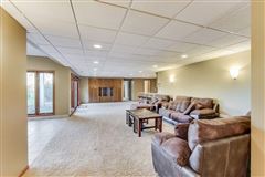 全部是用砖块租来的，占地四英亩 luxury properties