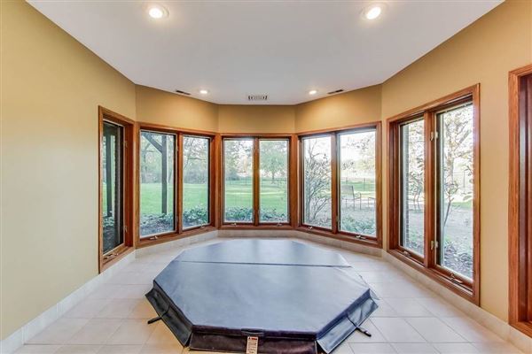 Mansions in 全部是用砖块租来的，占地四英亩