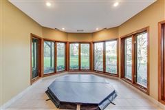 Mansions 全部是用砖块租来的，占地四英亩