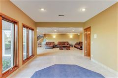 全部是用砖块租来的，占地四英亩 mansions